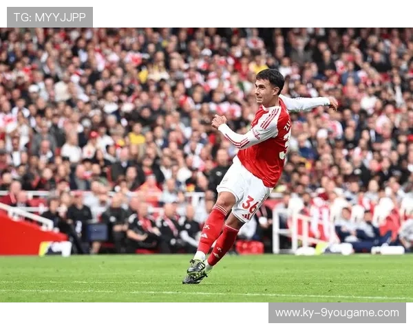 利物浦边线突破强势,迪亚斯小角度打门偏出