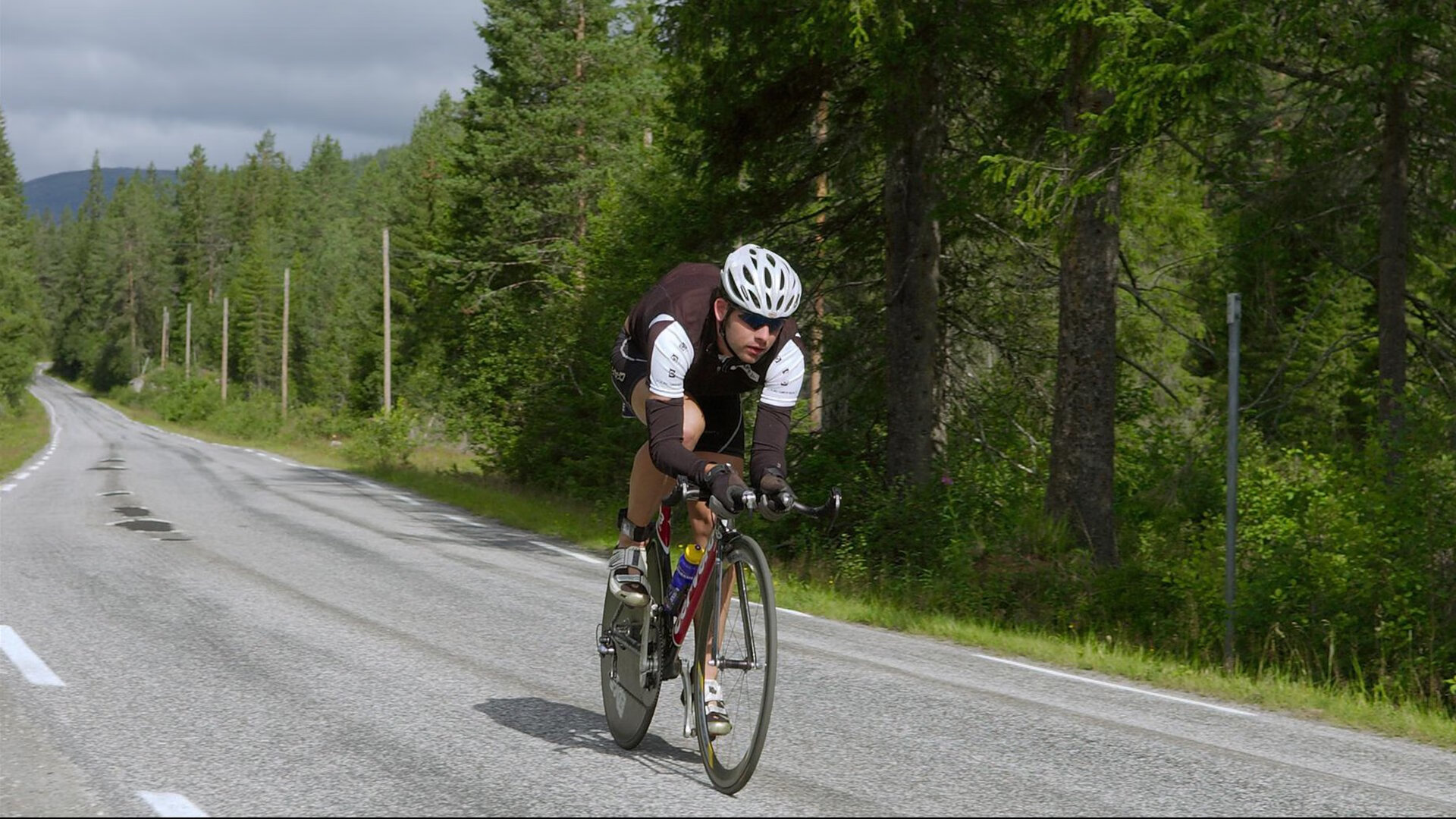 蝶泳划频与节奏配合紧密，蝶泳节奏的把握